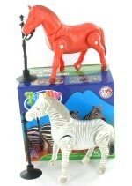 HỘP ĐỒ CHƠI NGỰA & NGỰA VẰN TRANG TRẠI