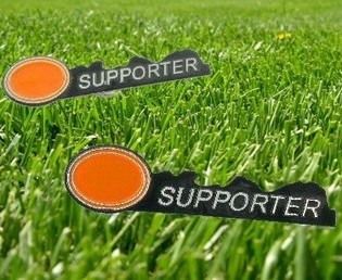 Huy hiệu cổ động vi&ecirc;n b&oacute;ng đ&aacute; m&agrave;u cam (12 c&aacute;i)