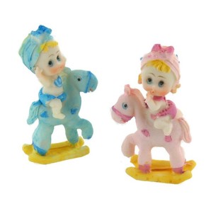 Topper B&aacute;nh Kem Sinh Nhật - Em B&eacute; Tr&ecirc;n Ngựa Gỗ 9 cm (4 c&aacute;i)