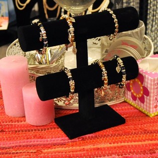 Kệ trưng b&agrave;y v&ograve;ng tay nhung 2 tầng (3 c&aacute;i)